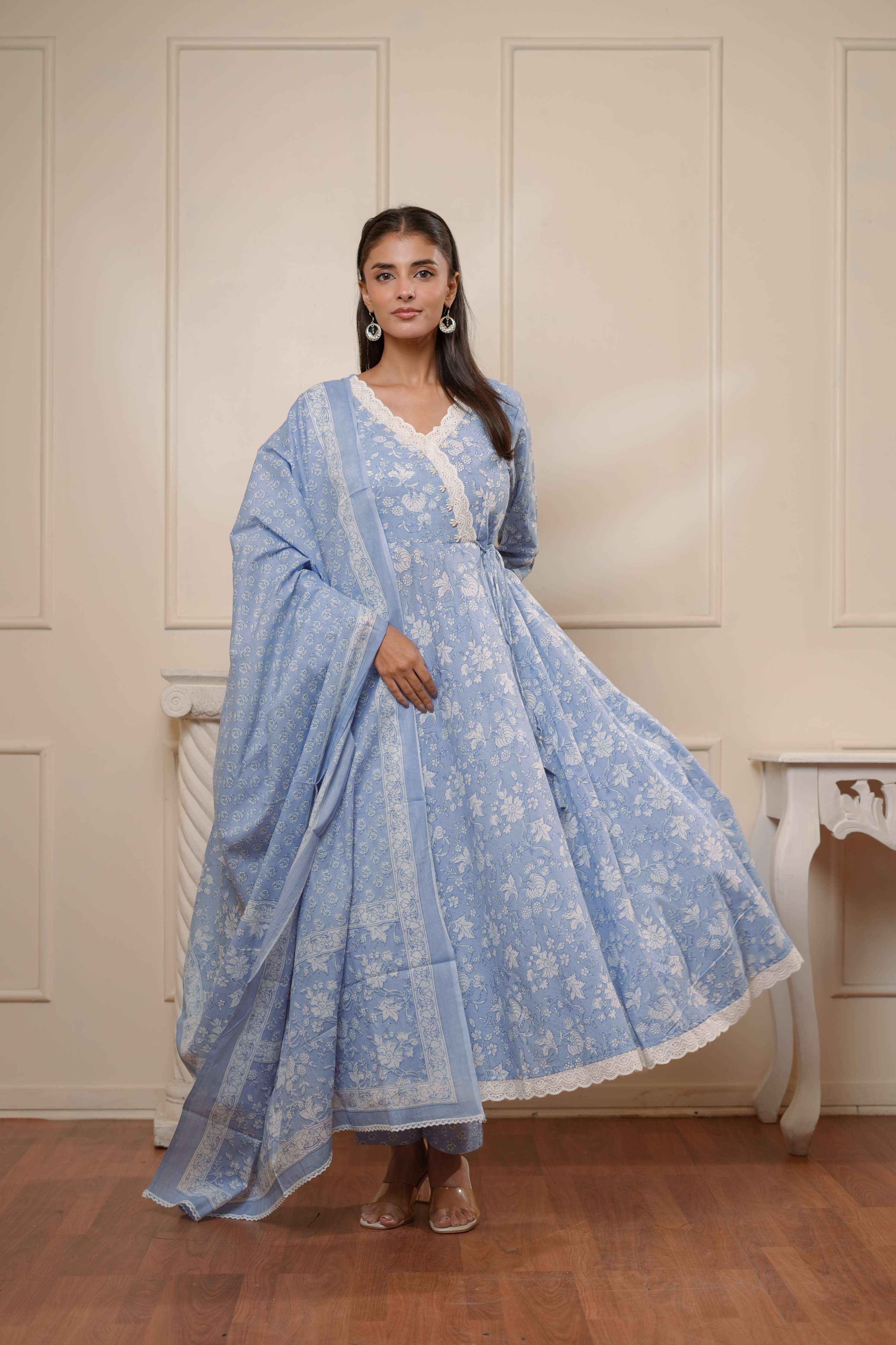 Women Floral Printed Kurta with Trousers & Dupatta