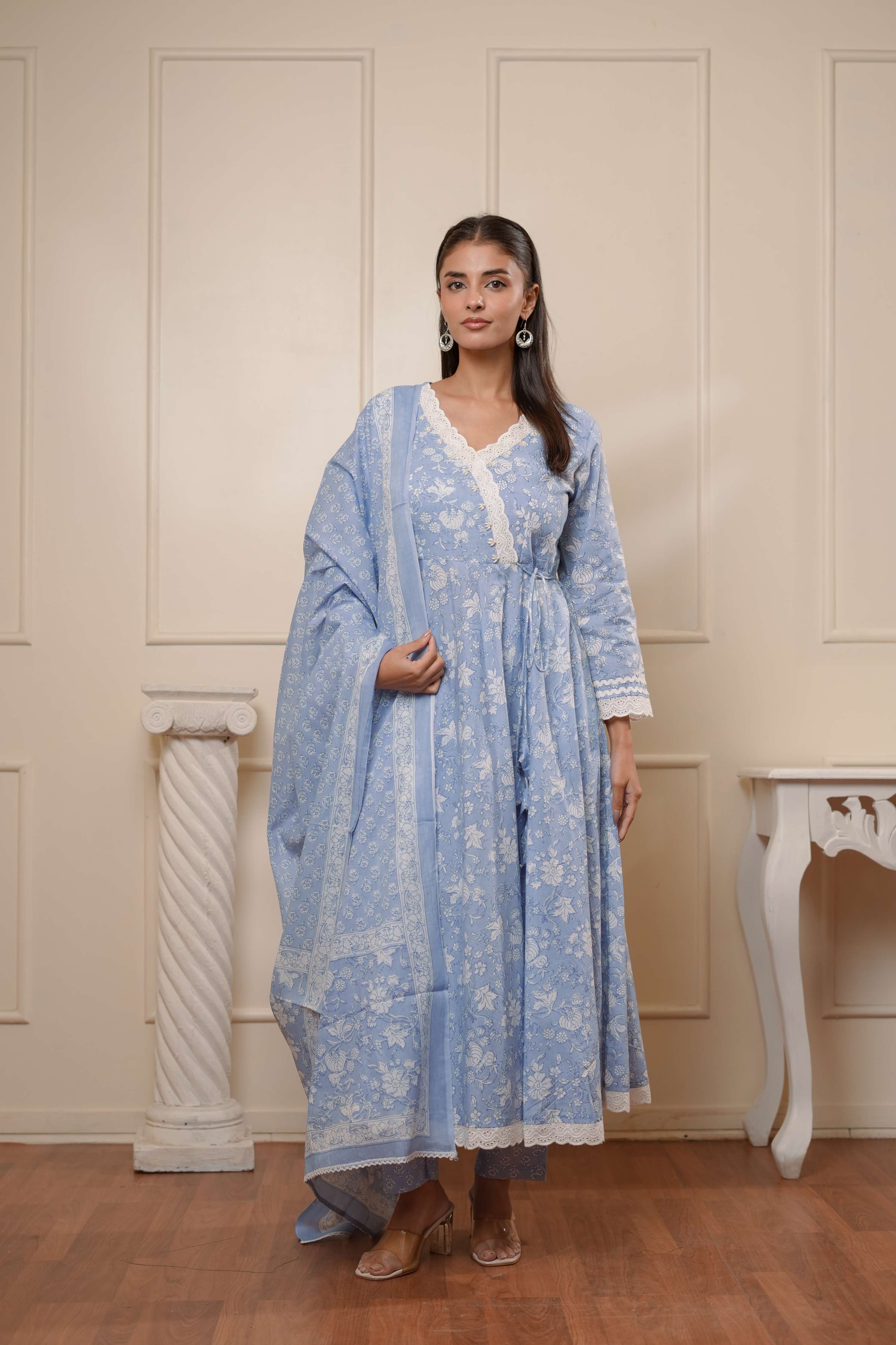 Women Floral Printed Kurta with Trousers & Dupatta